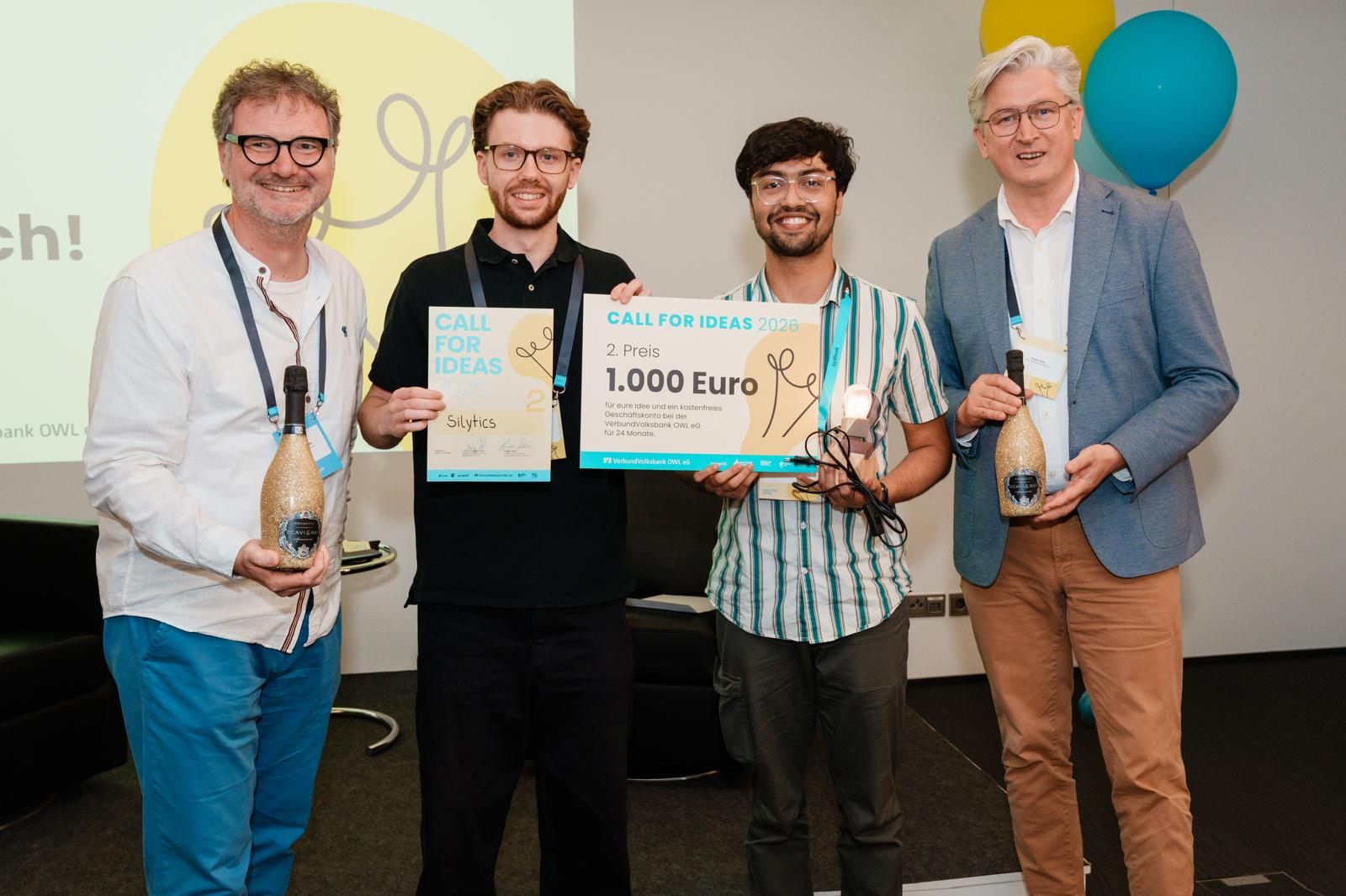 Silas und Malay mit dem 2. Preis beim Call for Ideas der garage33