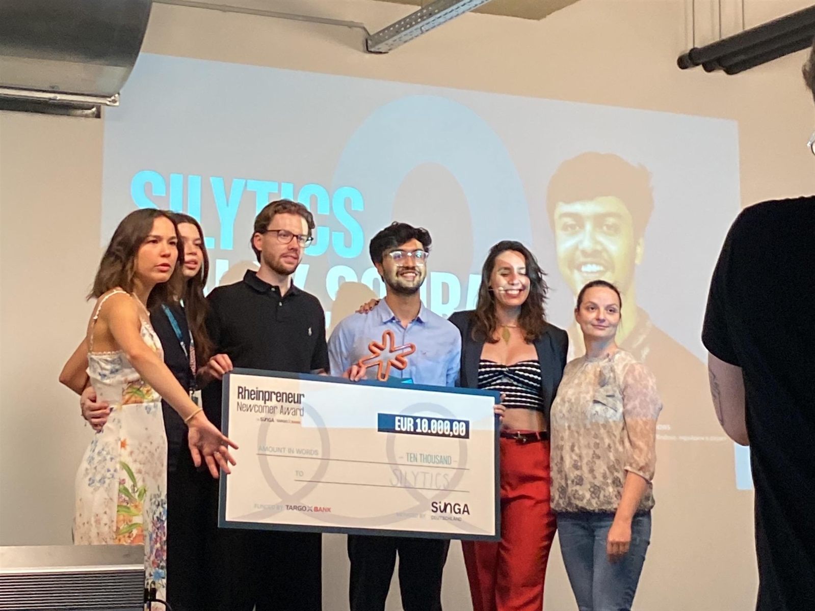 Silas und Malay mit der Jury des Singa Rheinpreneur Awards