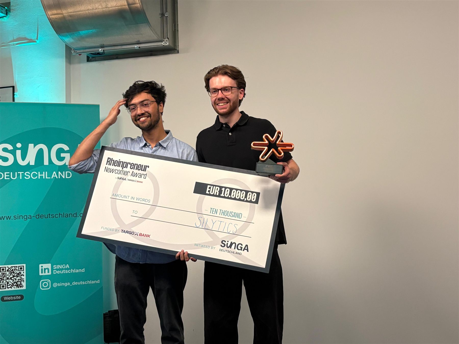 Silas Hesmer und Malay Sourav mit dem Singa Rheinpreneur Award auf der Bühne