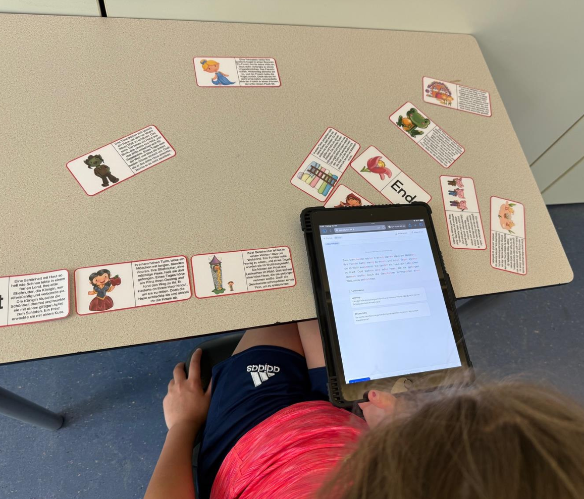Schülerin arbeitet mit Silytics am iPad — daneben Lese-Karten der Leseförderung